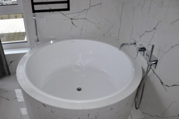 Carrara White 2cm poler kwarcogranit do łazienki