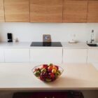 Carrara-White-konglomerat-kwarcowy-blaty-i-ściana-z-kamienia