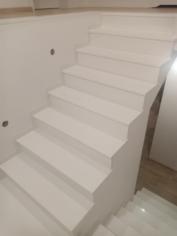 Białe schody z kwarcogranitu Cool White 3cm