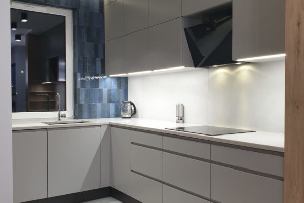 Nowoczesna kuchnia z kamienia Grey Onyx