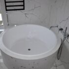 Carrara White 2cm poler kwarcogranit do łazienki