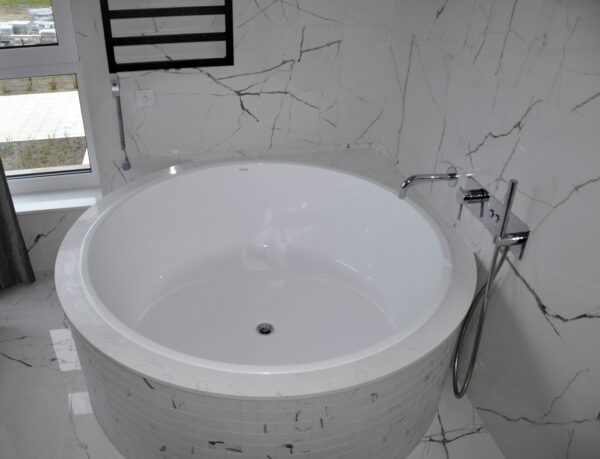 Carrara White 2cm poler kwarcogranit do łazienki