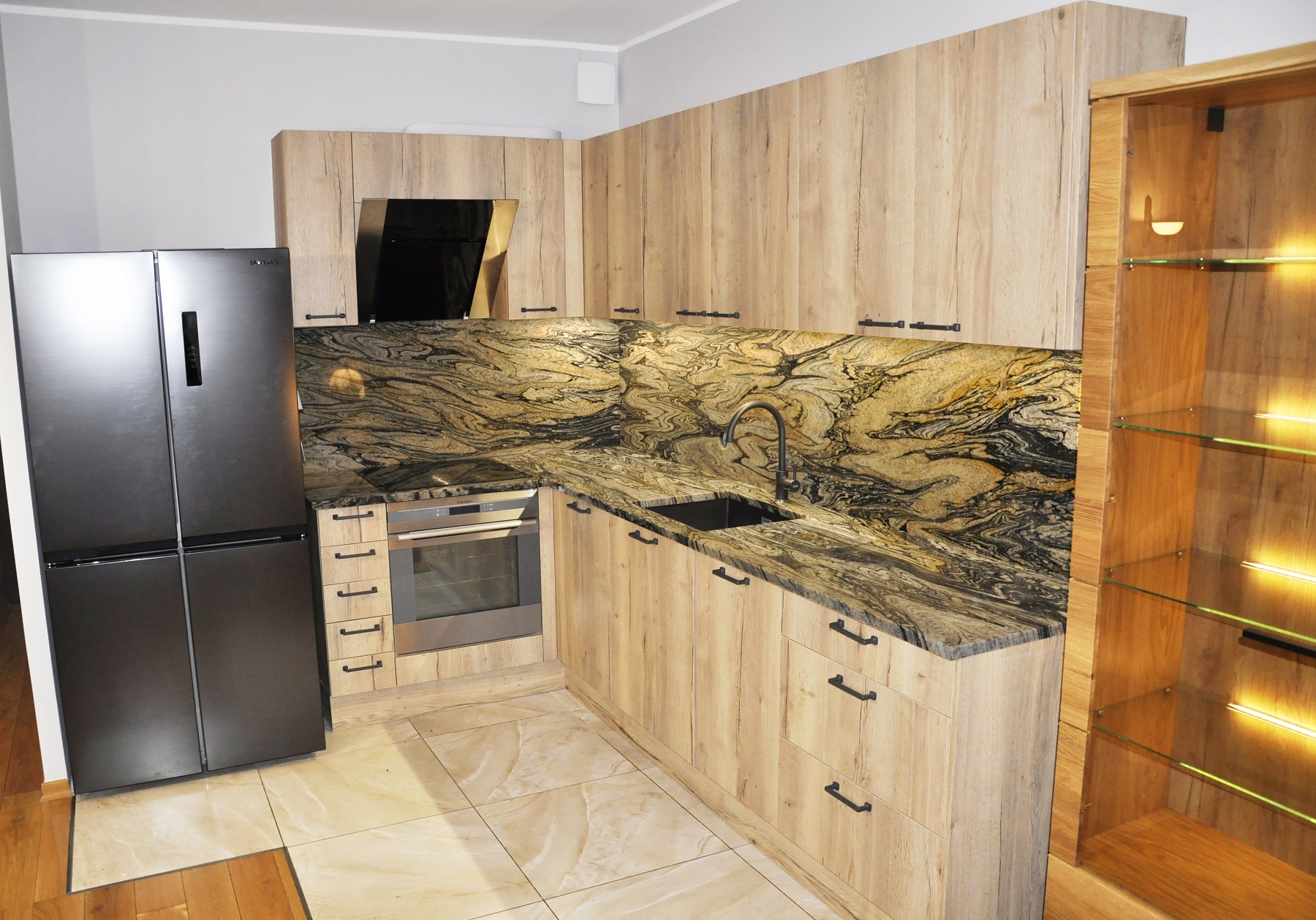 Fusion Gold PS Granit Gdynia blaty kuchenne i ściana