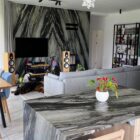 Kominek i wyspa kuchenna - kwarcyt naturalny Sandalus PS GRANIT Gdynia Dom w Calandivach