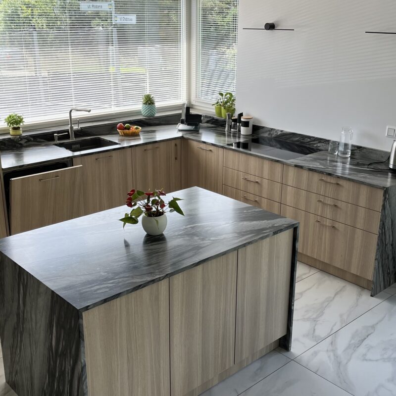 Wyspa i blaty w kuchni - kwarcyt naturalny Sandalus - PS GRANIT Gdynia