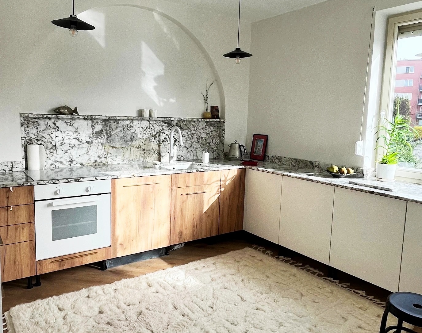 Siberian White PS Granit biały kamień w kuchni