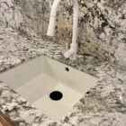 Siberian White granit na blaty i ściany w kuchni