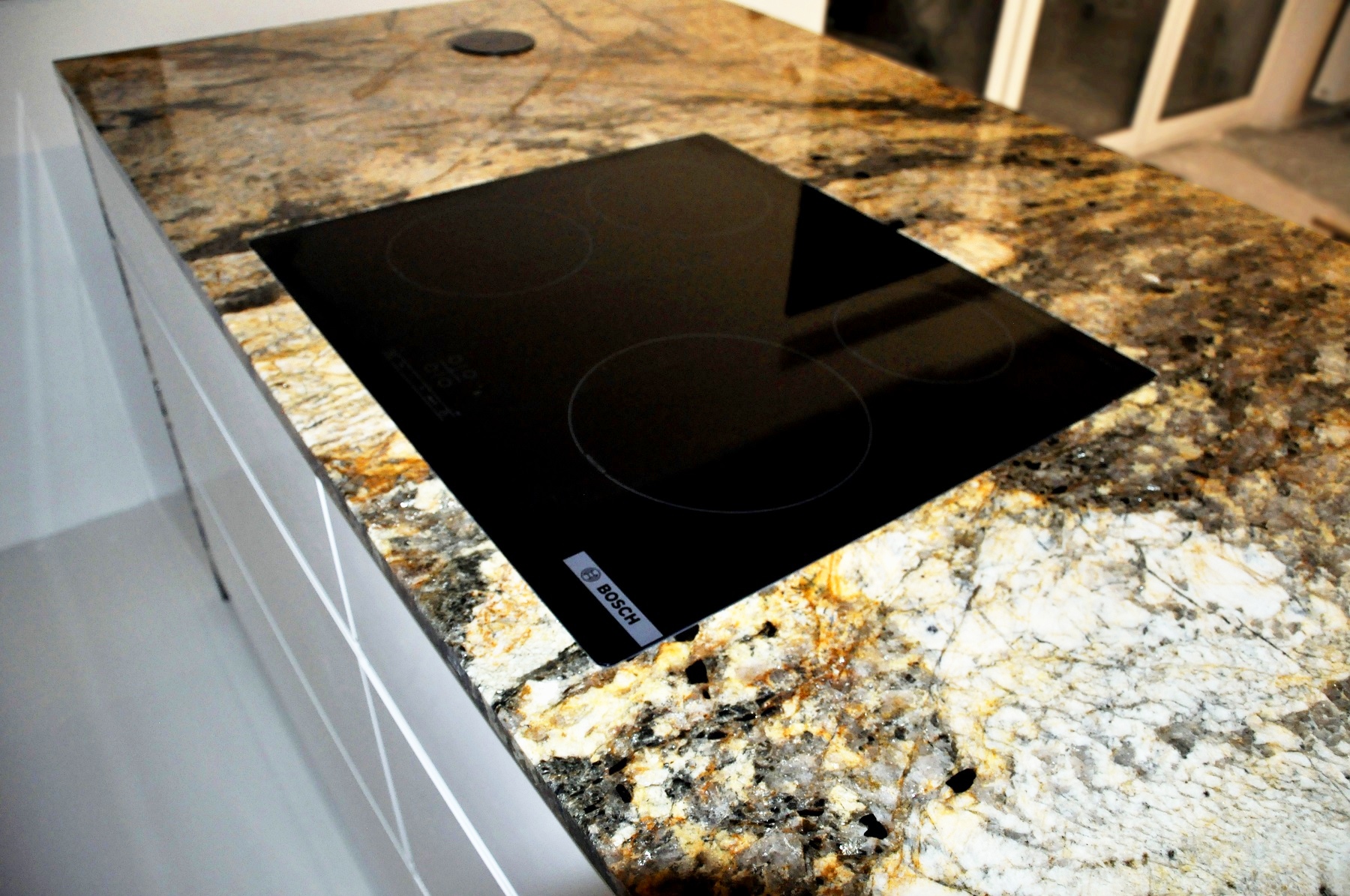 blaty kuchenne plus płyta grzewcza licowana z blatem